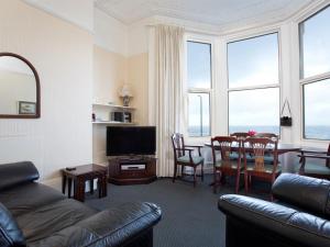 北希尔兹Seafront Apartments的客厅配有沙发和桌子