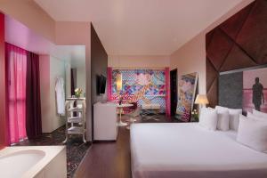 米兰诺奥米兰酒店的一间带大床的卧室和一间浴室