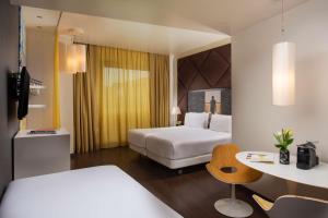 米兰诺奥米兰酒店的酒店客房配有两张床和一张书桌