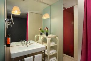 米兰诺奥米兰酒店的一间带水槽和镜子的浴室