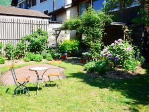 圣布莱斯L'Eau Forte - maison d'hôtes的花园配有桌椅和鲜花
