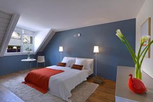 圣布莱斯L'Eau Forte - maison d'hôtes的一间卧室设有一张床和蓝色的墙壁