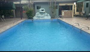 TokuseULTIMATE HOTEL的游泳池旁的大型雕像