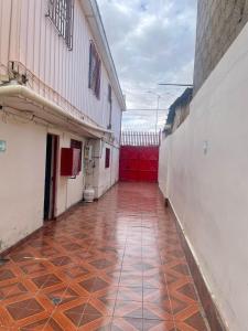 卡拉马Hostal Las Ñipas的建筑的空走廊,铺着瓷砖地板