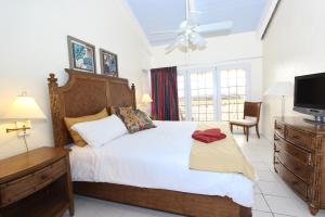自由港市Ocean Reef Yacht Club & Resort的一间卧室配有一张大床和电视