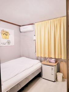 首尔NineRoD - Private bathroom & Shower的小房间设有床和窗户