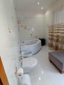 阿科Appartamento Meridiana的带浴缸、卫生间和盥洗盆的浴室