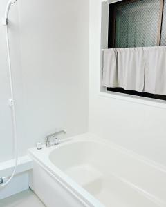 日田市Hita hostel - Vacation STAY 07583v的白色的浴室设有浴缸和镜子