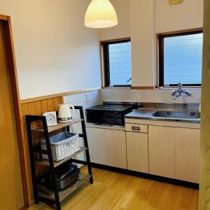 日田市Hita hostel - Vacation STAY 07583v的厨房配有水槽和台面