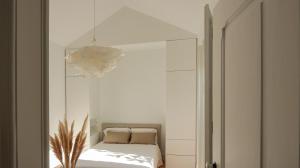 阿布兰特什Casa Napperon的白色的客房配有床和镜子