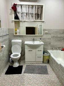诺瑟姆Charming Brick Homestay Room in Northam的浴室配有卫生间、盥洗盆和浴缸。