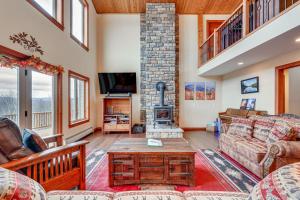 Saranac Lake Home with Deck, Grill and Mountain Views!的休息区