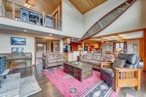 Saranac Lake Home with Deck, Grill and Mountain Views!的休息区