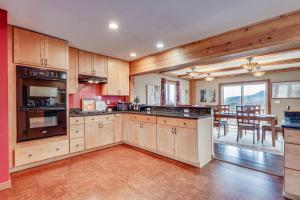 Saranac Lake Home with Deck, Grill and Mountain Views!的厨房或小厨房