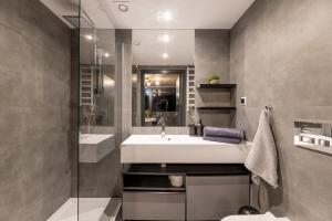 索利纳SOWI GAJ - domki całoroczne的浴室配有白色水槽和淋浴。