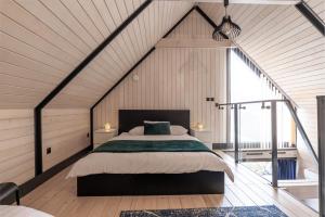 索利纳SOWI GAJ - domki całoroczne的阁楼上的卧室配有一张大床