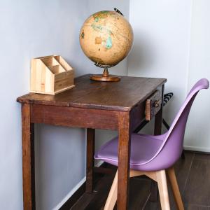 坦皮科Casa Bruna Luxury Lofts的一张带球盘和紫色椅子的木桌
