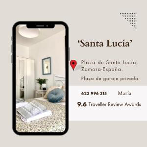 萨莫拉SANTA LUCÍA Garaje privado的卧室内带镜子的电话盒