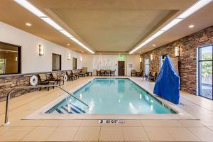 米德尔敦麦德尔顿格申司丽普酒店的酒店大堂的游泳池,配有桌椅