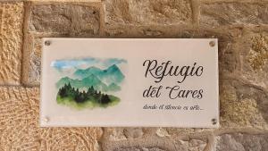 OrtigueroRefugio del Cares的墙上的印记,上面有山林