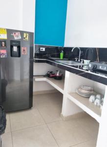 帕洛米诺Apartamento Privado Palomino的厨房配有带水槽的柜台和冰箱。