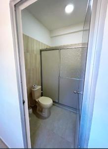 帕洛米诺Apartamento Privado Palomino的一间带卫生间和玻璃淋浴间的浴室