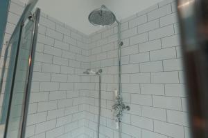 Whaley BridgeThe Jodrell Luxury Suites的浴室设有白色瓷砖淋浴。