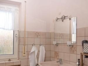 索斯特Quaint apartment in Soest的带浴缸、水槽和镜子的浴室