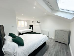 利物浦Modern & Spacious, Central Location, FREE PARKING, FREE WIFI的一间卧室设有两张床、一个梳妆台和窗户。
