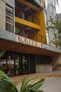 麦德林Hotel Cytrico的带有阳台的建筑,上面有标志