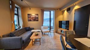 奥勒松West Coast Apartments Aalesund的带沙发和电视的客厅