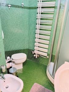 比耶拉San Filippo Studio Biella Centro的绿色瓷砖浴室设有卫生间和水槽