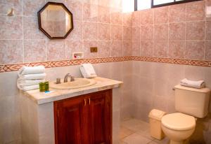 科恰班巴Hotel Oblitas的一间带水槽、卫生间和镜子的浴室