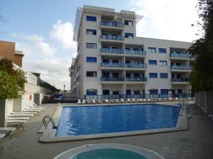 阿利坎特Dream Away Alicante的大楼前设有游泳池的酒店