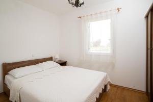 PisarovinaKrašograd的白色的卧室设有床和窗户