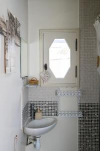 拉瓦勒Chez Nous Laval的一间带水槽和窗户的浴室