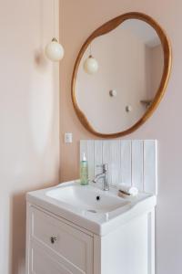 讷韦尔"Le Majorelle" logement atypique en hyper centre, avec service premium by PRIMO C0NCIERGERIE的浴室设有白色水槽和镜子