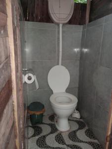 卡马萨里Cabana bem - ti - vi的一间小浴室,在摊位设有厕所