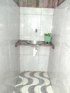 卡马萨里Cabana bem - ti - vi的瓷砖墙上带水槽的浴室