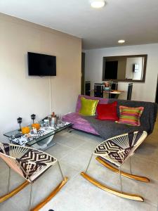 圣罗莎德卡瓦尔Maravilloso alojamiento para tu familia的客厅配有沙发和桌子