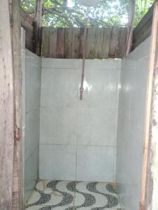 卡马萨里Cabana bem - ti - vi的带淋浴的浴室,铺有瓷砖地板。