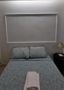 马德里Mini Apartamento Lovely Chueca的一间卧室配有一张带大床头板的床