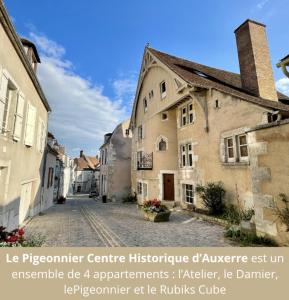 欧塞尔Le Pigeonnier centre historique Auxerre的一座中世纪小镇的空洞街道,