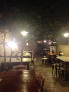 Seren del GrappaLocanda Al Cacciatore的一间设有桌椅的餐厅,墙上有一棵树