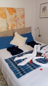 科斯皮夸Corto Maltese Guest House的床上有衣服和毛巾