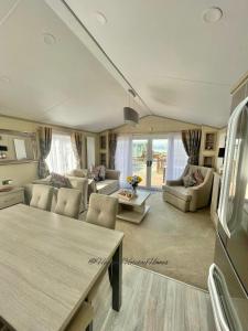 温德米尔Windermere View Lodge - White Cross Bay的客厅配有沙发和桌子