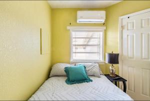 桑福德3-Bed Bungalow walk to Historic Downtown Sanford的一间卧室配有一张带蓝色枕头的床