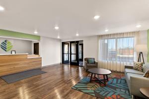 柯林斯堡WoodSpring Suites Fort Collins的客厅配有沙发和桌子