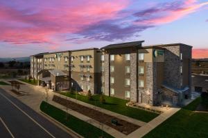 柯林斯堡WoodSpring Suites Fort Collins的黄昏时酒店 ⁇ 染