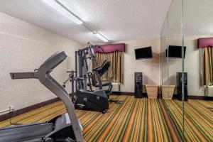 玛丽埃塔市玛丽埃塔品质酒店的酒店客房带健身房,带跑步机